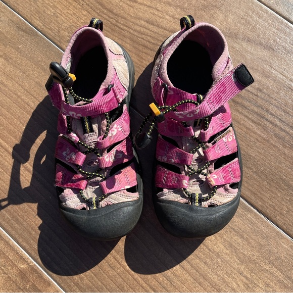 Keen Pink Waterproof Water Shoes Sandals Size 3 - Picture 2 of 4